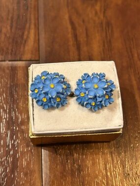 Vintage 1950s Bubbleite Blue Floral Cluster Screw-back Earrings w/Yellow Centers